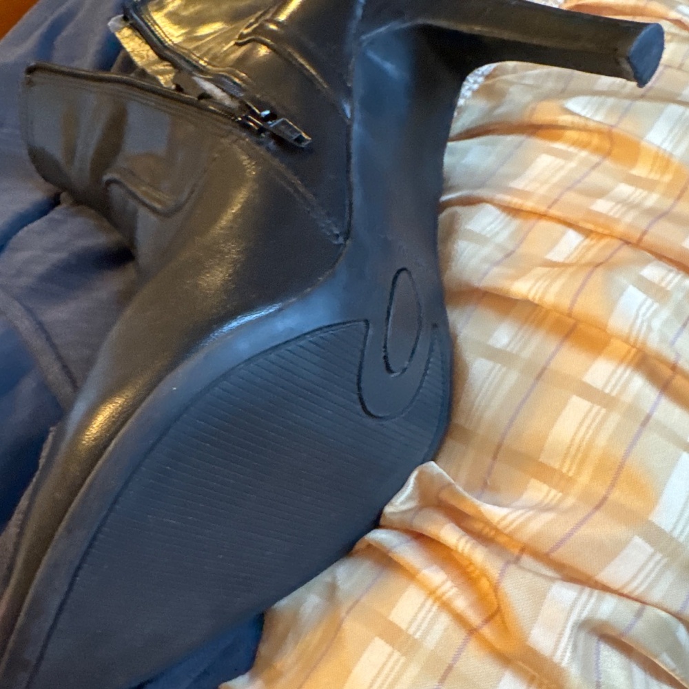 Nine West Leather Ankle Boits! - Picture 2 of 3
